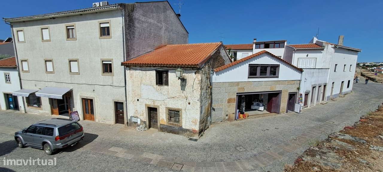 Moradia para Restaurar, zona histórica de Miranda do Douro-7