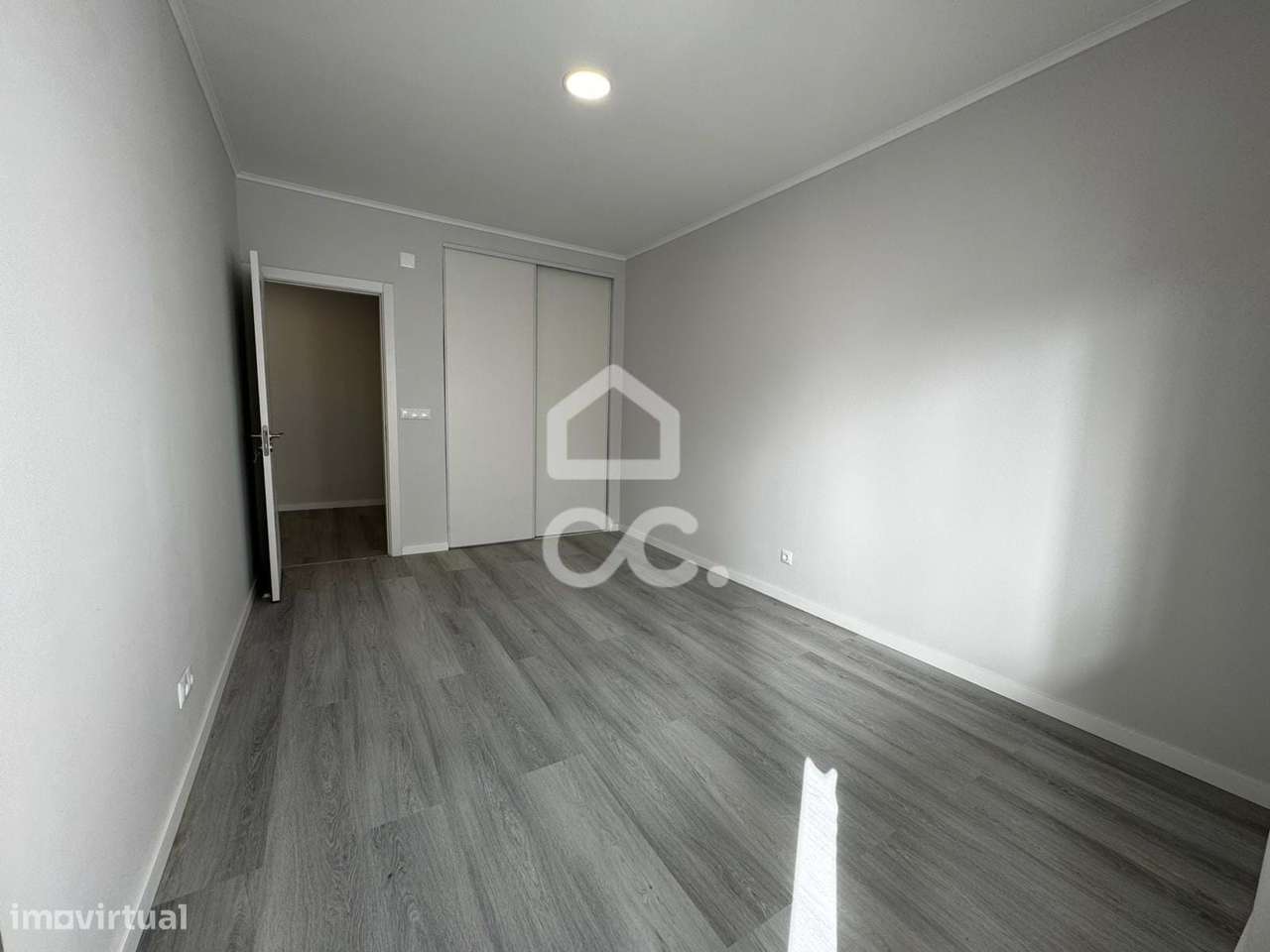 Apartamento T2 remodelado com arrecadação - Oeiras-21