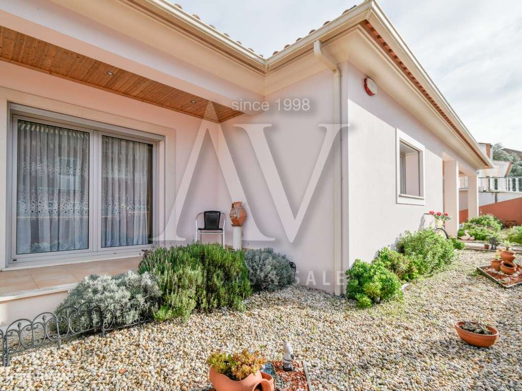 Moradia Independente V3+1 de R/C e Cave-34