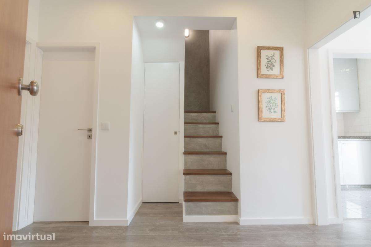 Quarto - localizado em Santa Marinha Porto - Grande imagem: 1/6