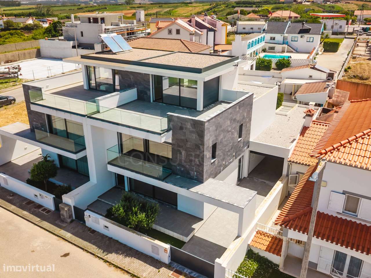 Moradia T3+2 Moderna com Vista Mar e Terraço Panorâmico-6
