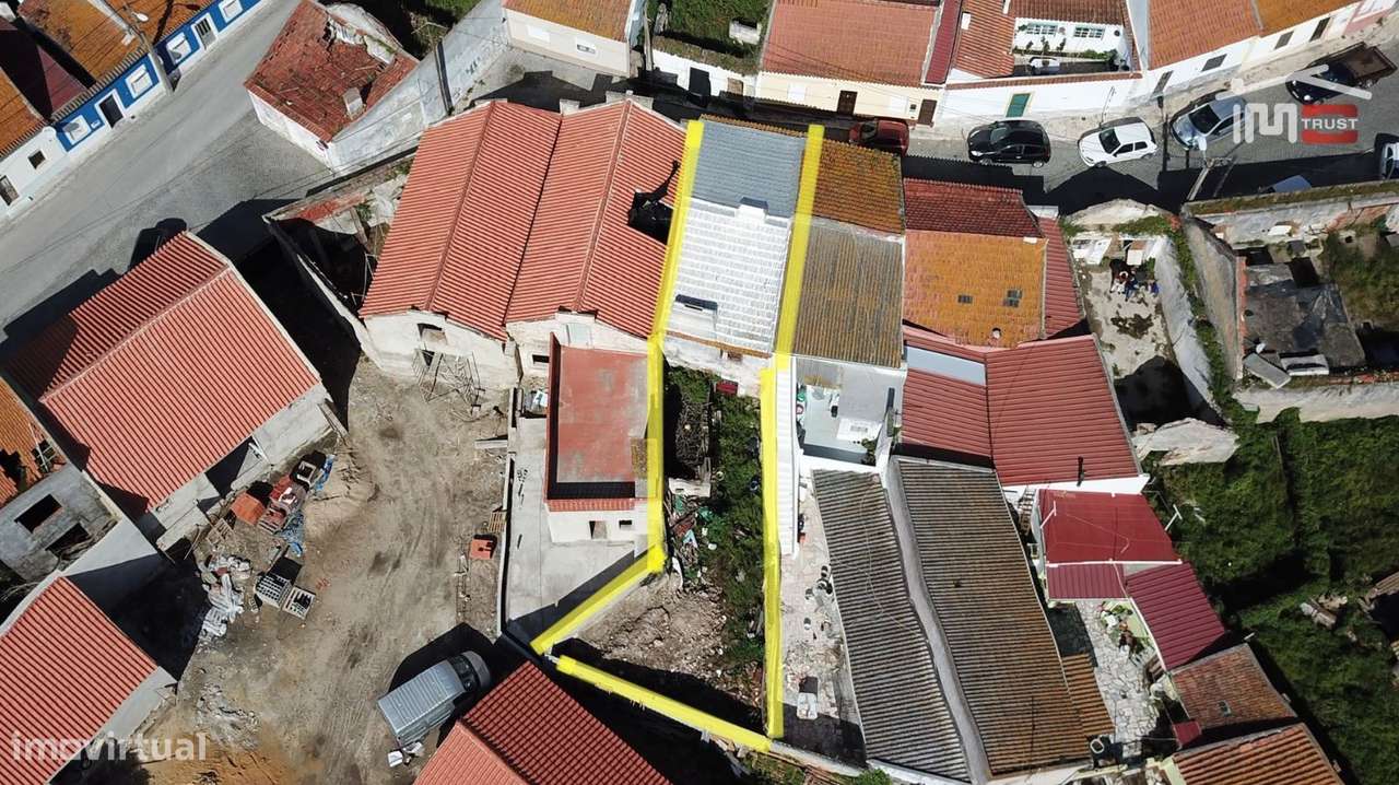 Fantástico Investimento - Moradia com Quintal - Sarilhos Grandes-8