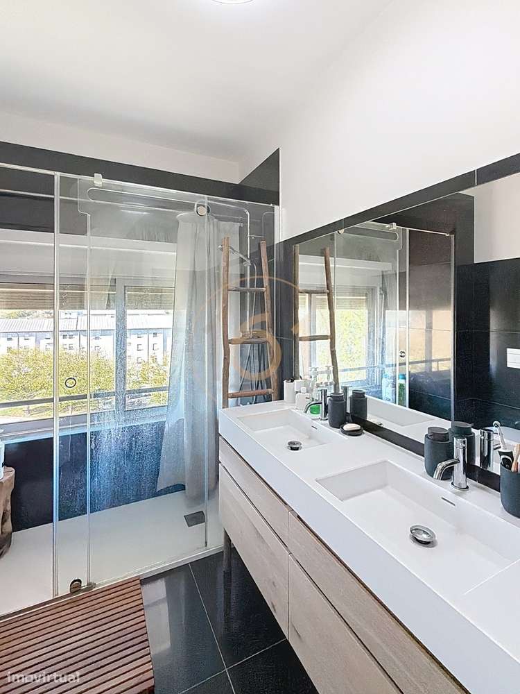 Apartamento T4 Duplex com Terraço e 4 Lugares de Garagem, com Possibil-29