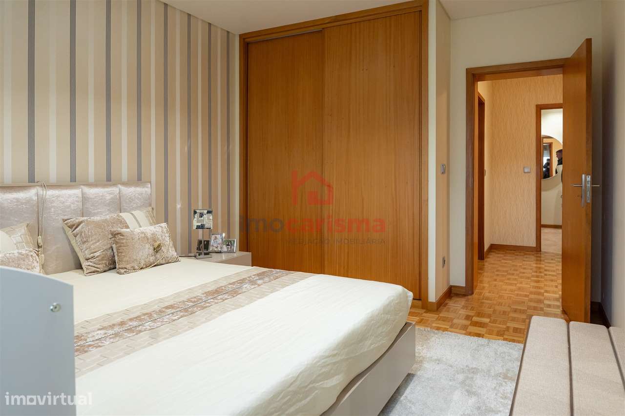 Apartamento T4 transformado em T3 no centro de Vila das Aves, Santo Ti-23