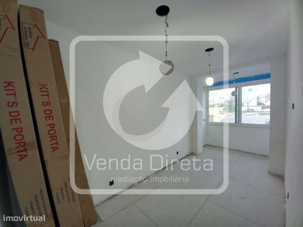 Apartamento T4 remodelado no Laranjeiro-11
