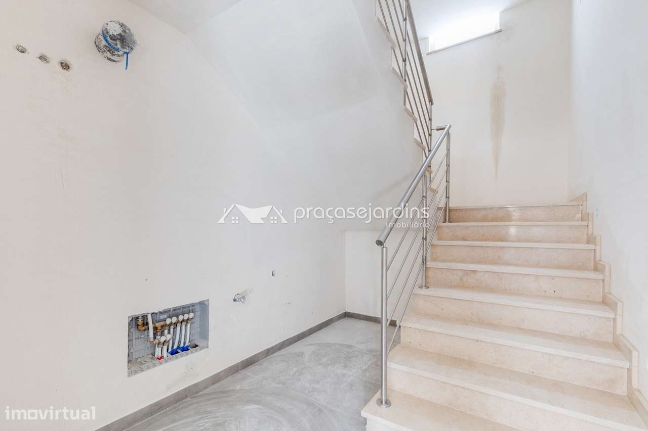 Moradia T3 com Garagem para 3 Viaturas a 5 Minutos de Leiria-30