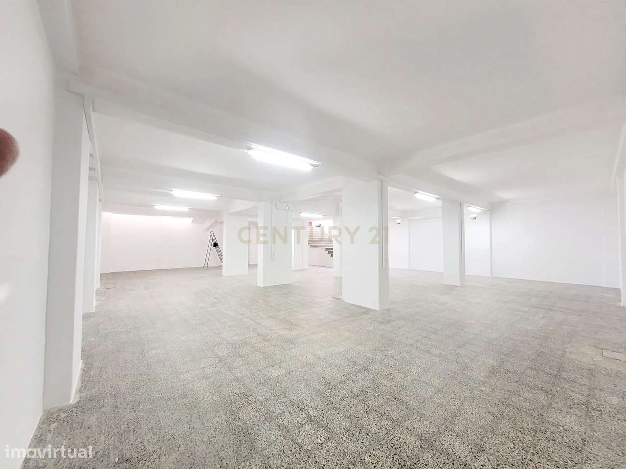 Oportunidade Única: Armazém Versátil no Coração de Almada para o Seu N - Grande imagem: 4/8