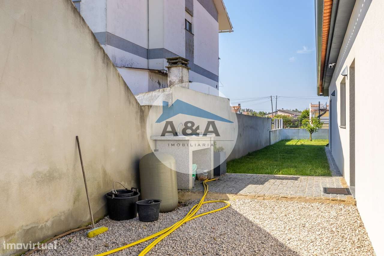 Moradia Térrea Semi-nova com Elevada Eficiência Energética a Apenas...-34