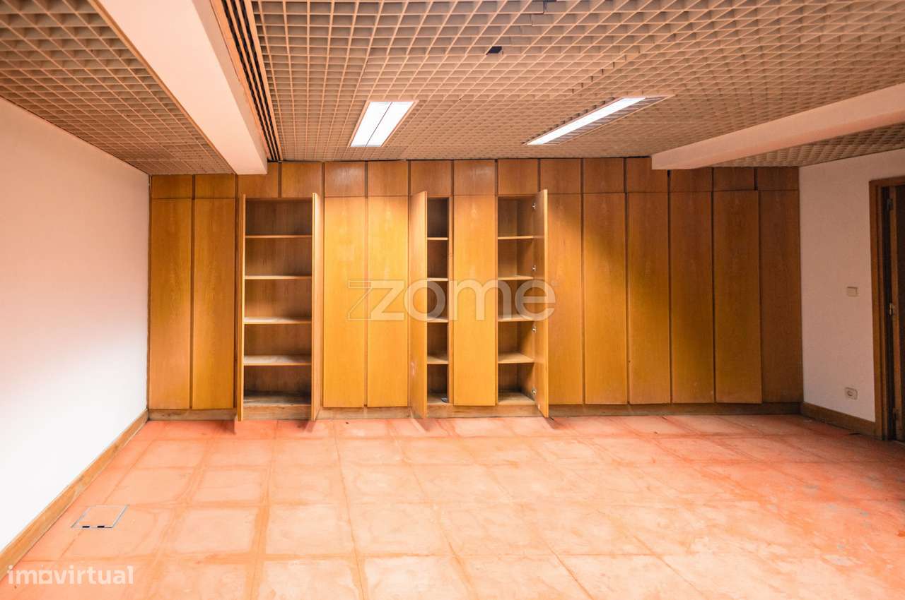 Loja com montra de 175m2 em Odivelas-19