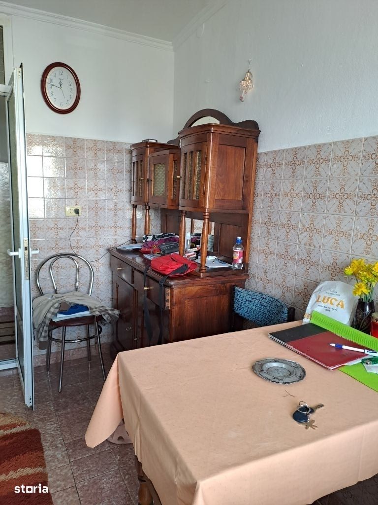 Vând apartament cu 4 camere Mioveni, etaj 2,B-dul Dacia