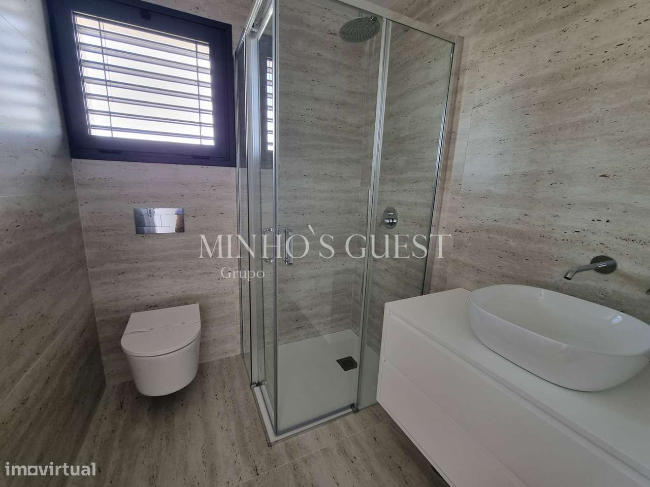 Moradia em Banda c/ 3 Suites e Logradouro - Braga-11