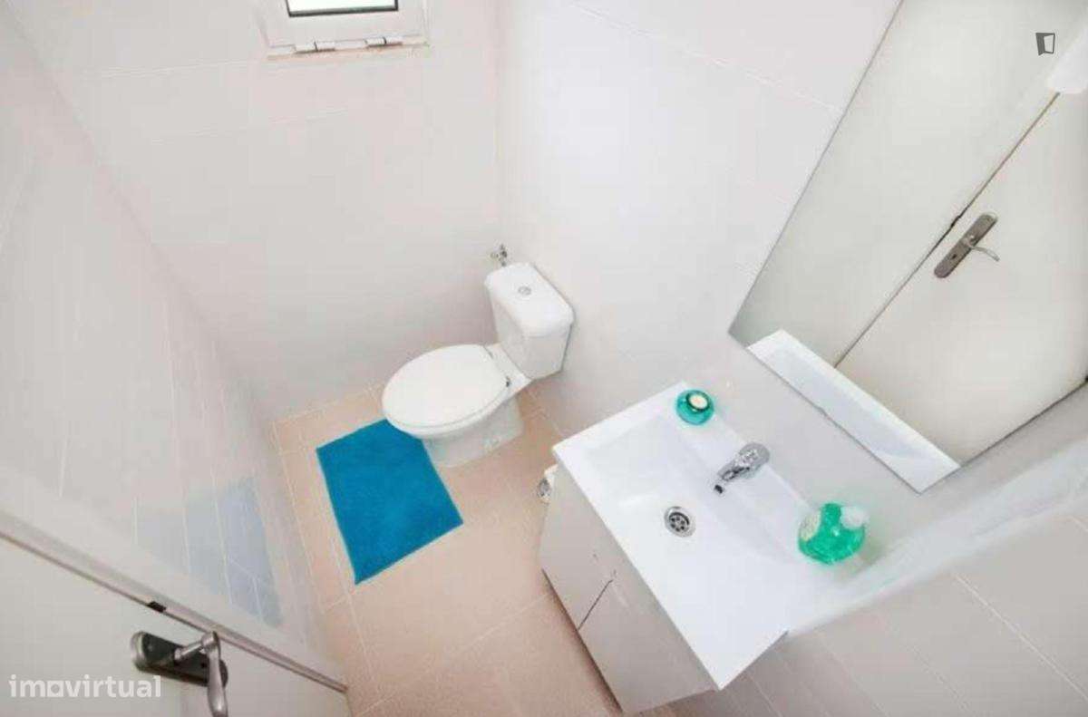 Quarto - localizado em Campo Grande Lisbon - Grande imagem: 4/7