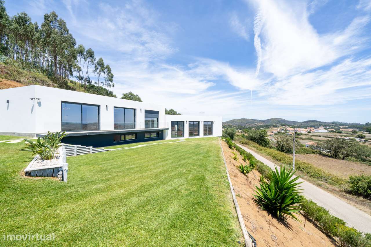 Moradia independente à venda na Estrada Velha da Avessada, 2665-29
