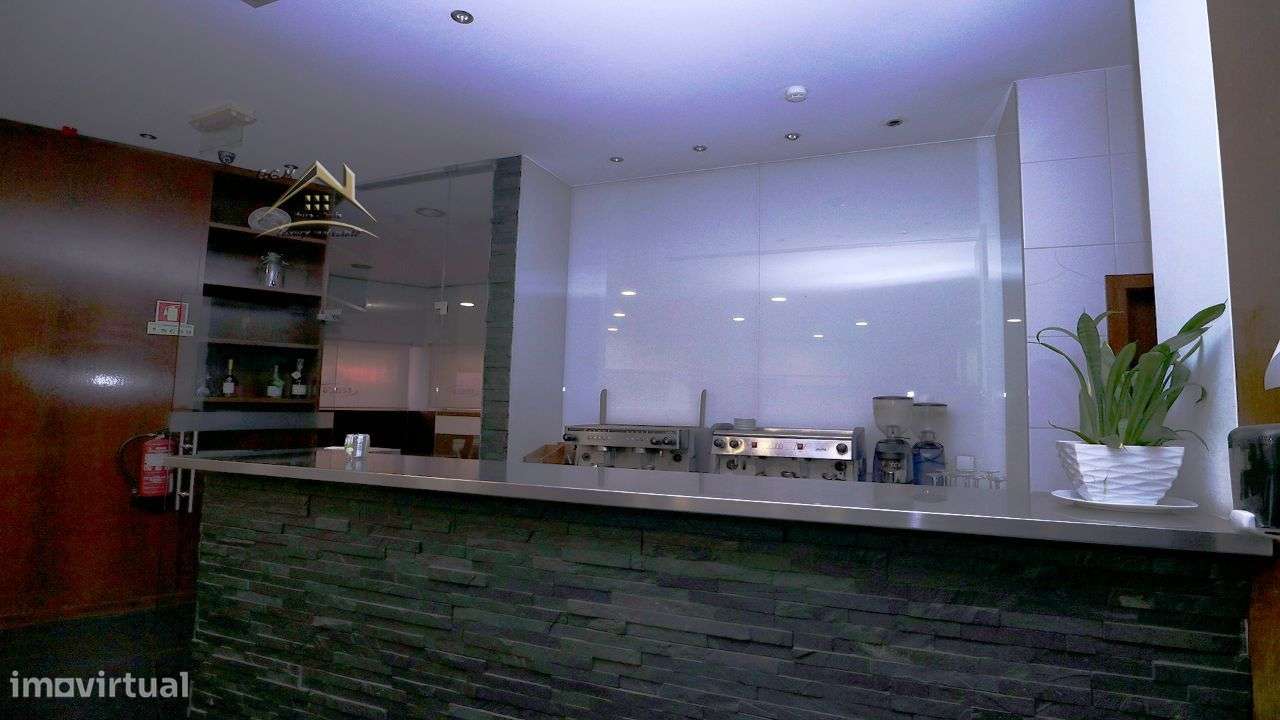 Restaurante "Castelo da Maia" Localizado em Zona Industrial,-28