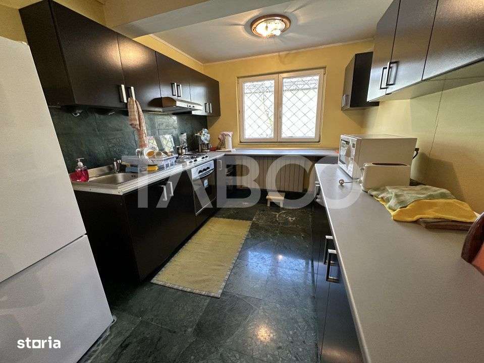 Casa familiala pentru locuit sau vacanta , spatioasa si confortabila . - Imagine principală: 4/16