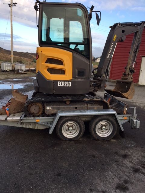 Volvo Ecr25d , z przyczepa   w zestawie 4 lyzki i mlotek 2014