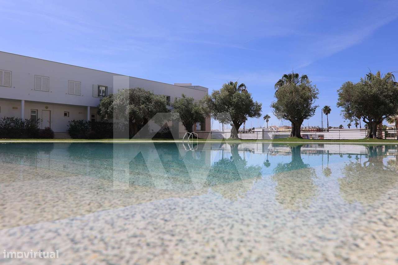 Moradia T3 Duplex, em condomínio fechado com piscina e garagem dupla e - Grande imagem: 4/47