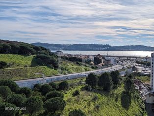 Apartamento T4 para remodelar com vista rio em Algés