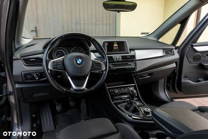 BMW Seria 2 218d - 32