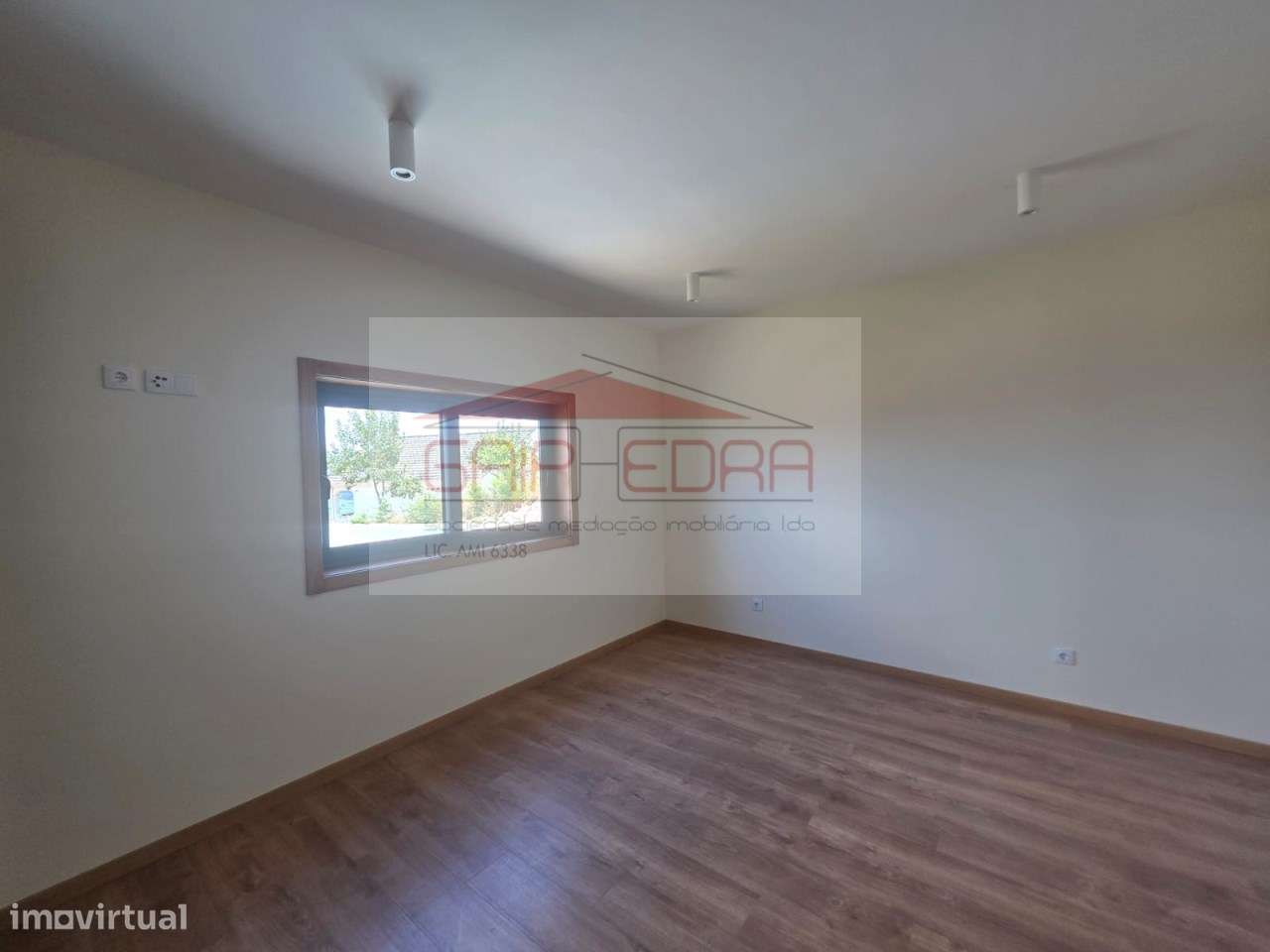 Moradia 4 frentes nova  com 840 m2 terreno em Felgueiras-27