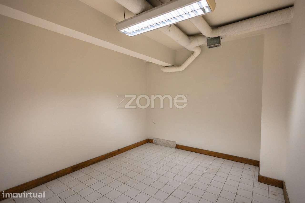 Loja com montra de 175m2 em Odivelas-29