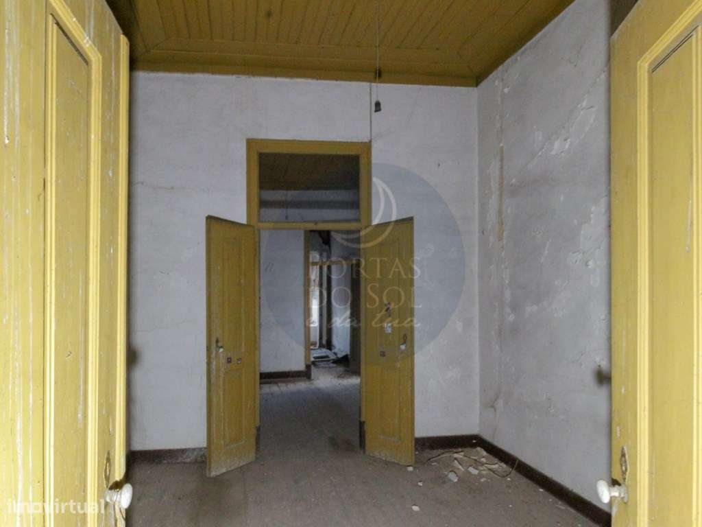 Imóvel c arquitetura histórica na rua principal do Cartaxo.-9