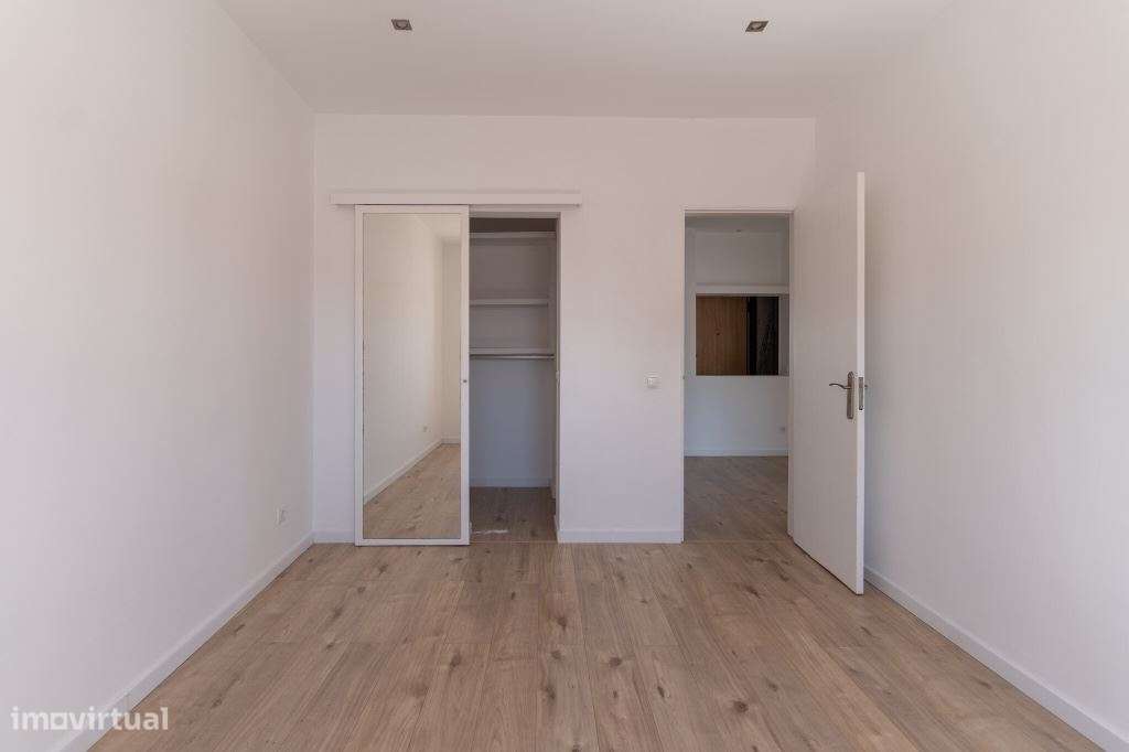 Apartamento T2 1ºandar c/ Varanda - Semi-Renovado no Montijo - Grande imagem: 5/25