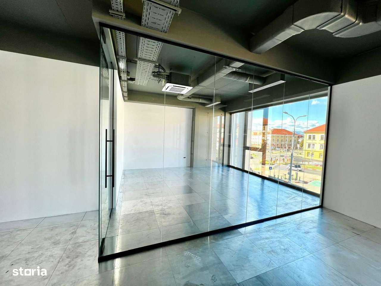 Spatiu de birouri de inchiriat in cladire moderna - Imagine principală: 4/8