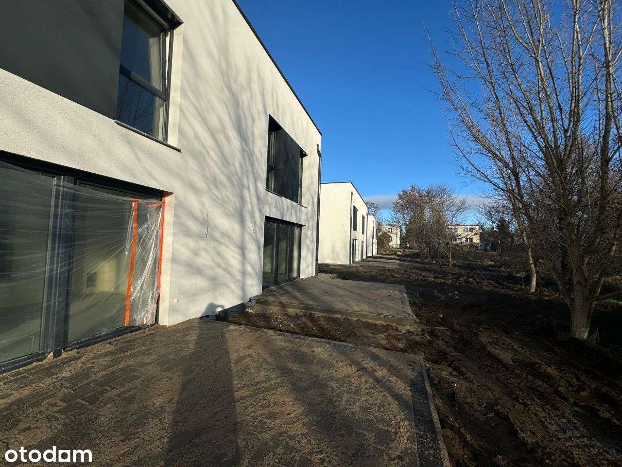 Nowoczesny dom z ogrodem w otoczeniu zieleni-9