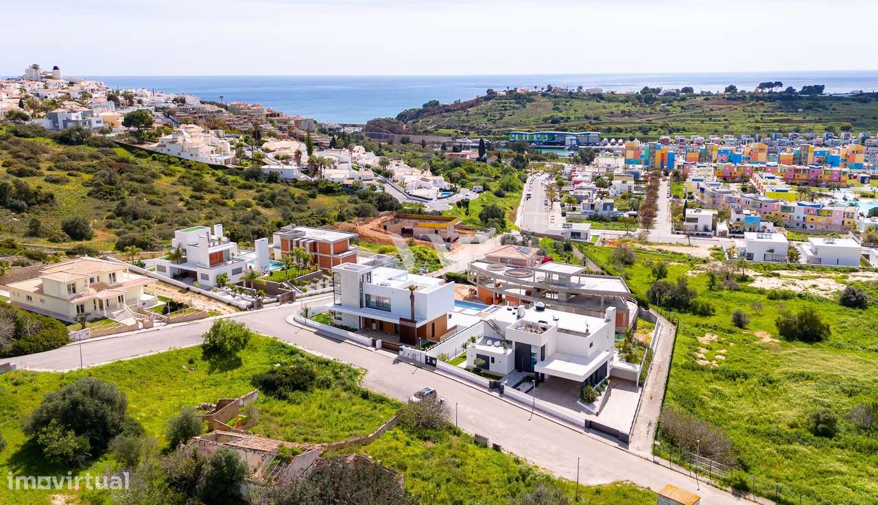 Moradia V5 isolada com piscina e vista mar, para venda em Albufeira - Grande imagem: 2/43
