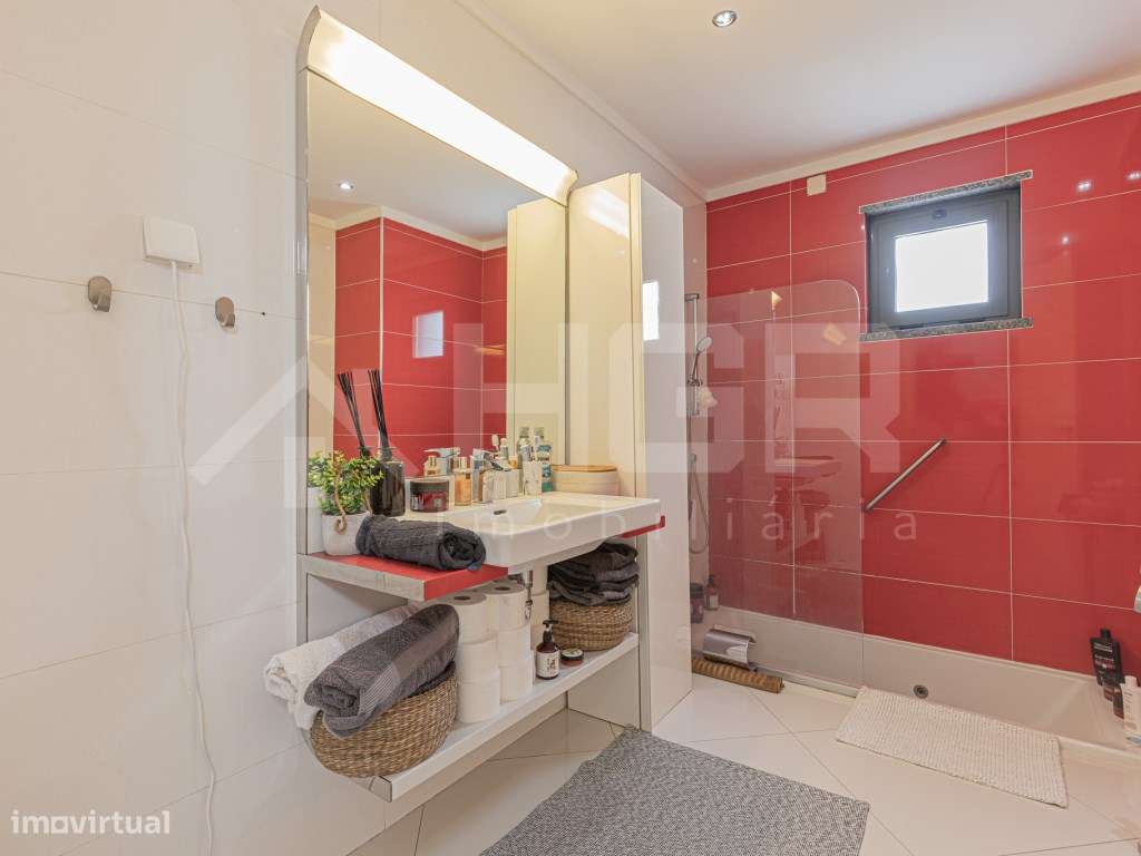 MORADIA V4 | SEMI-NOVA | 2 PISOS | GARAGEM | EXCELENTES ACESSOS ROD...-17