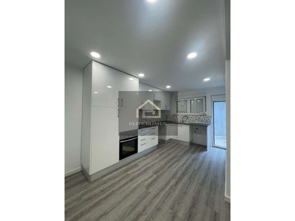 T2 com terraço, totalmente remodelado, Alfornelos!-9