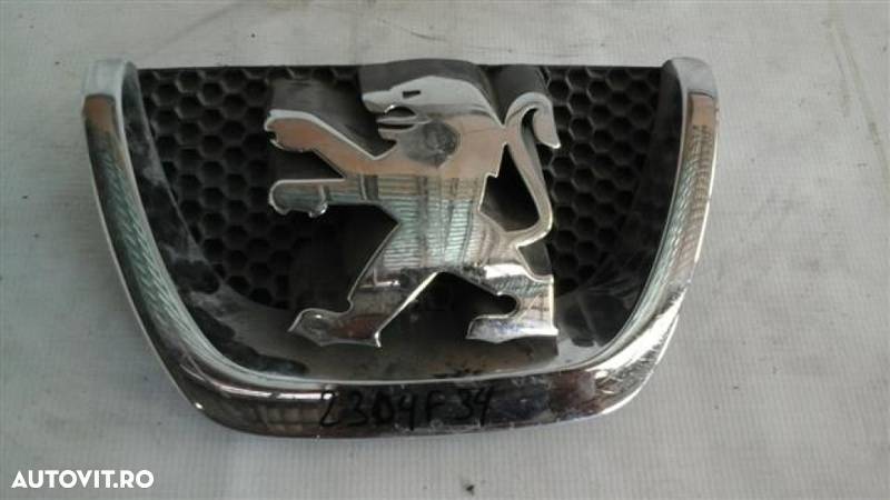 Emblema bara fata Peugeot 207 An 2006-2010 cod 303002001 ST23434 - 2