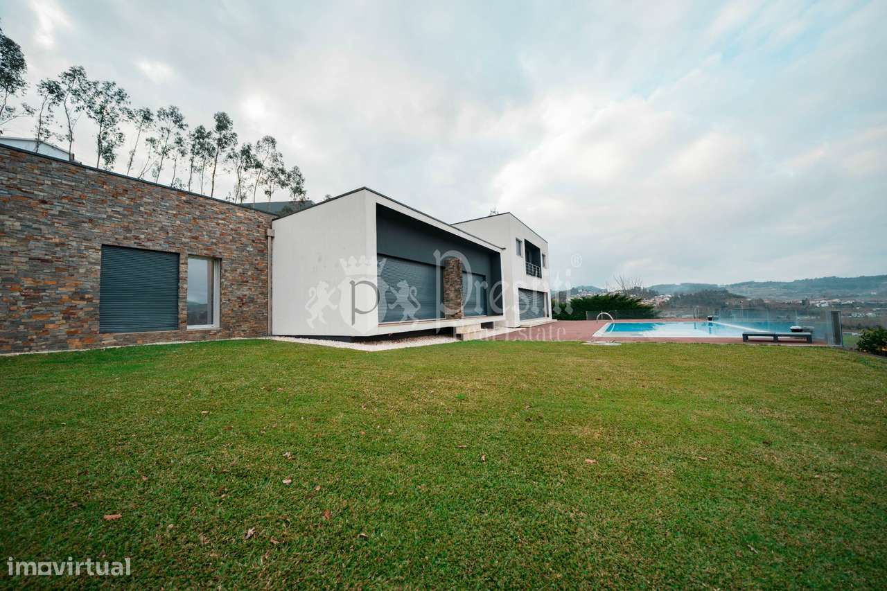 Moradia T4 com Vistas Deslumbrantes em Guimarães-55