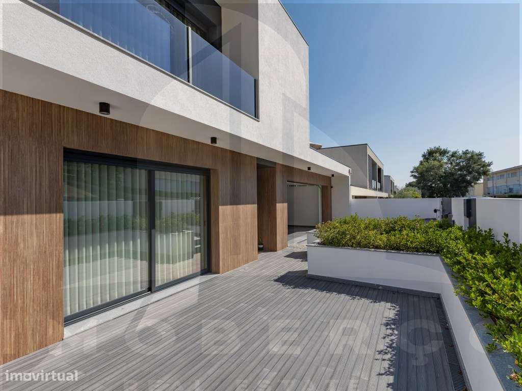 Moradia T3 de Luxo em Creixomil - Como Nova-34