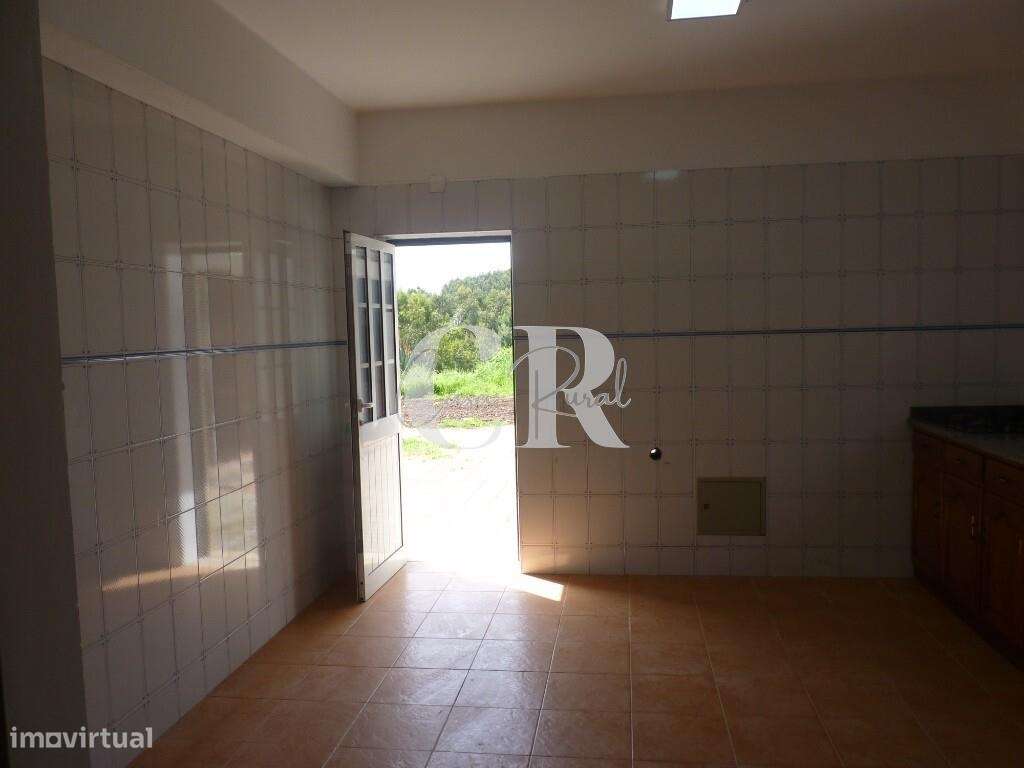 Fantástica moradia T3 com garagem e terreno generoso em Vila Facaia –-51