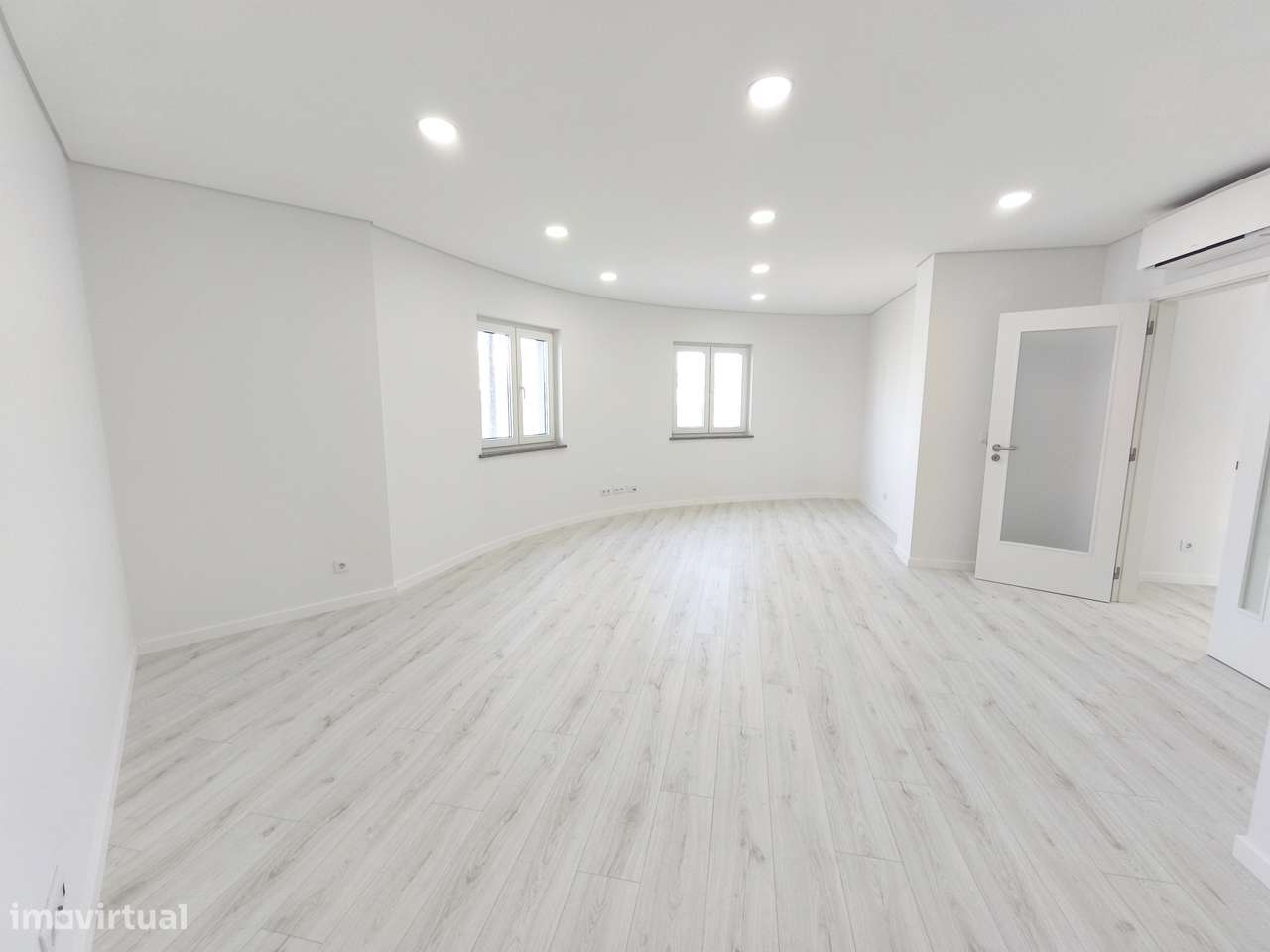 Apartamento T3 Novo c/ Garagem e um parque de Estacionamento-0