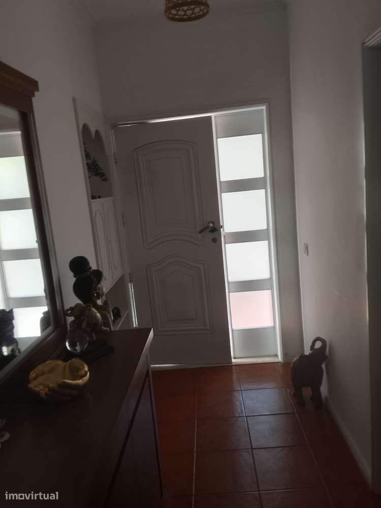 Moradia T3 com jardim, cave e varanda a 10min do Castelo da Maia-17
