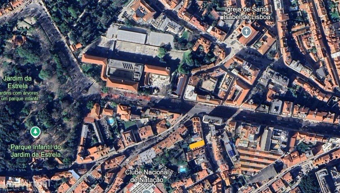 Moradia bifamiliar com terreno entre o Jardim da Estrela e o Largo do - Grande imagem: 1/12