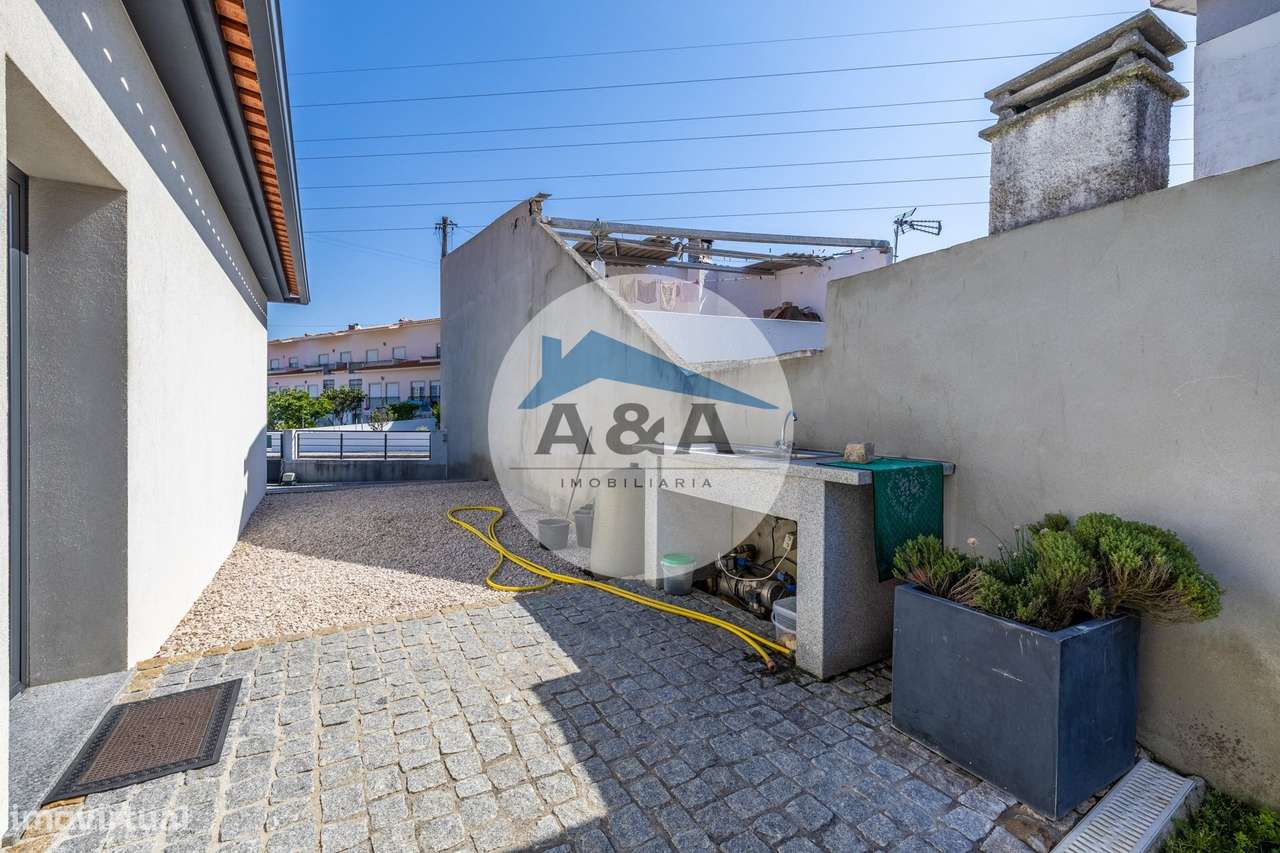 Moradia Térrea Semi-nova com Elevada Eficiência Energética a Apenas...-35