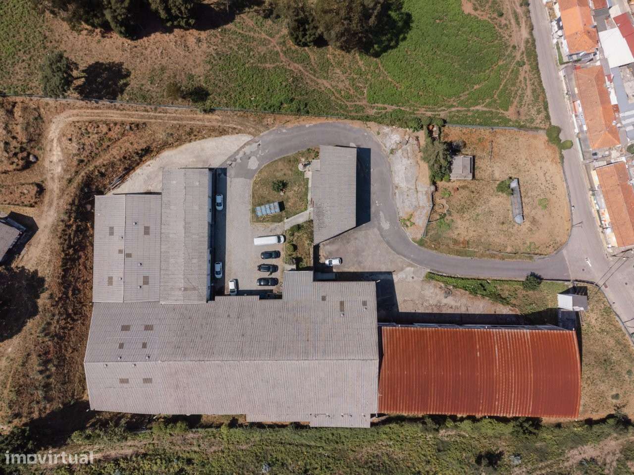 Armazéns com uma área de 5.270m2, em terreno com 14.000m2.-24