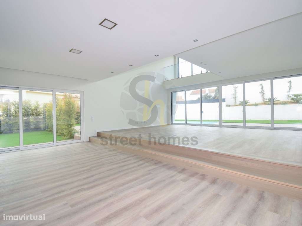 Moradia Nova V4 no Centro da Parede-8