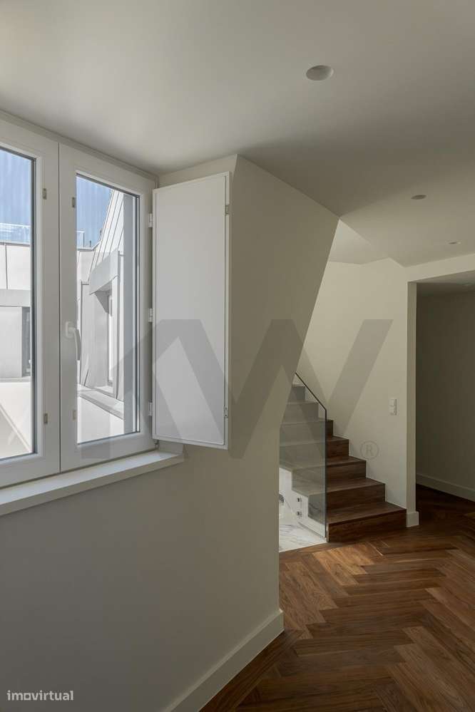Apartamento Duplex T2+1 com Garagem e Terraço na Estrela-9