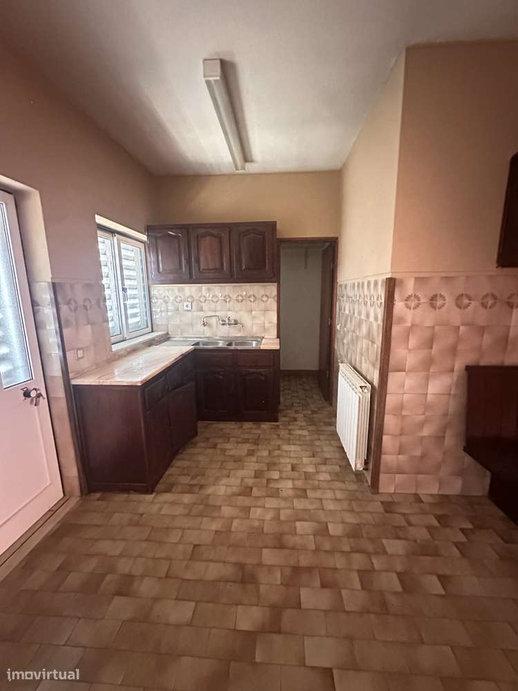 Moradia T4 com jardim e garagem em Sernancelhe-7