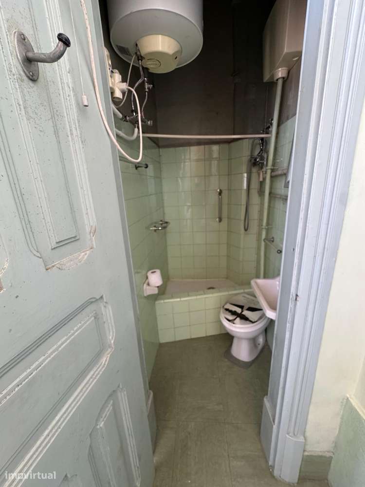 Charmoso Apartamento Familiar de Época com Excelente Potencial-24