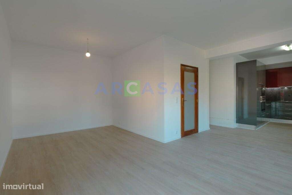 Apartamento T2 renovado, com lugar de garagem e varanda em Baguim do M - Grande imagem: 2/20