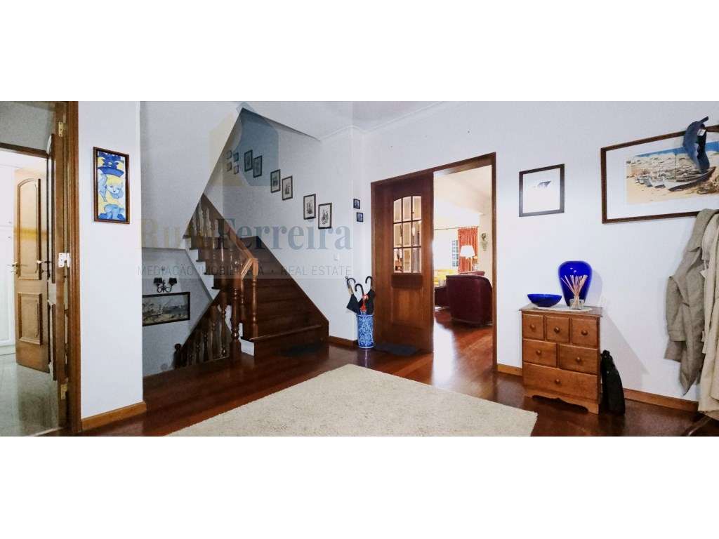 Moradia T5 com jardim privado e garagem !!-21