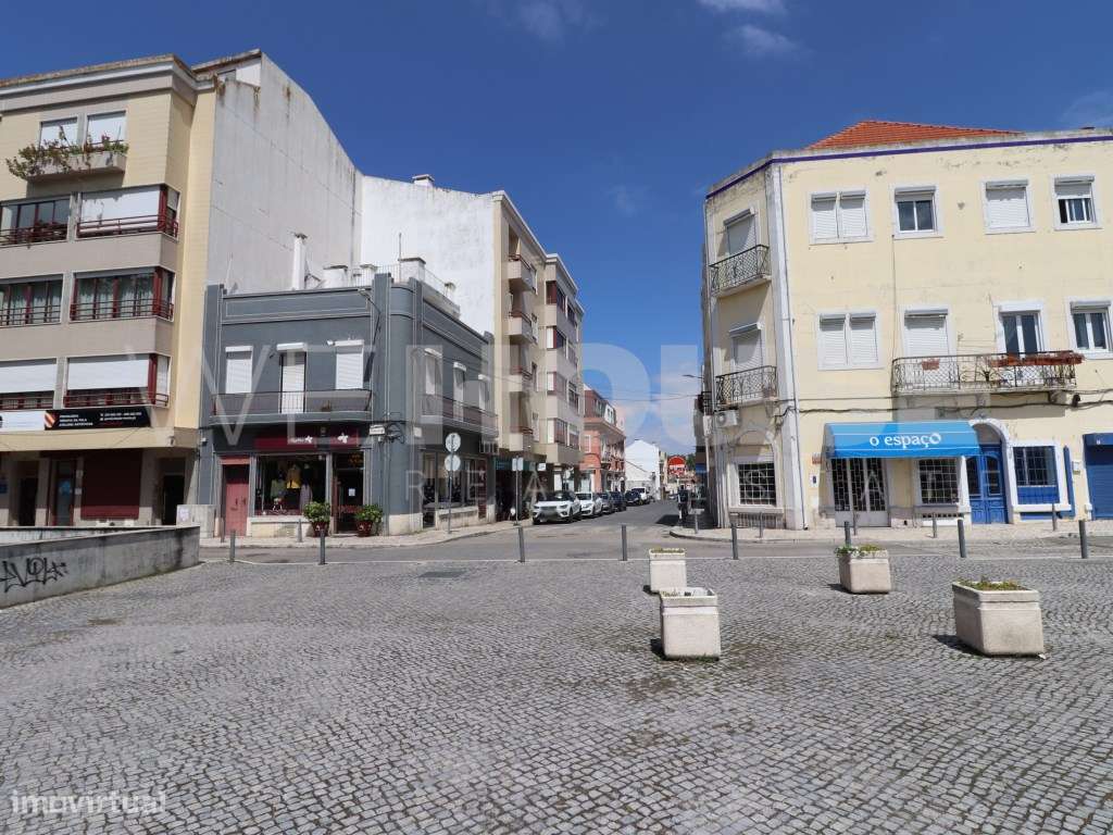 Prédio com 3 andares independentes no centro do Barreiro - frente a...-8