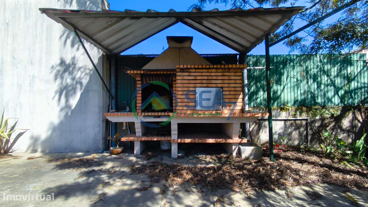 Moradia T6 com grande terreno, Meadela-47