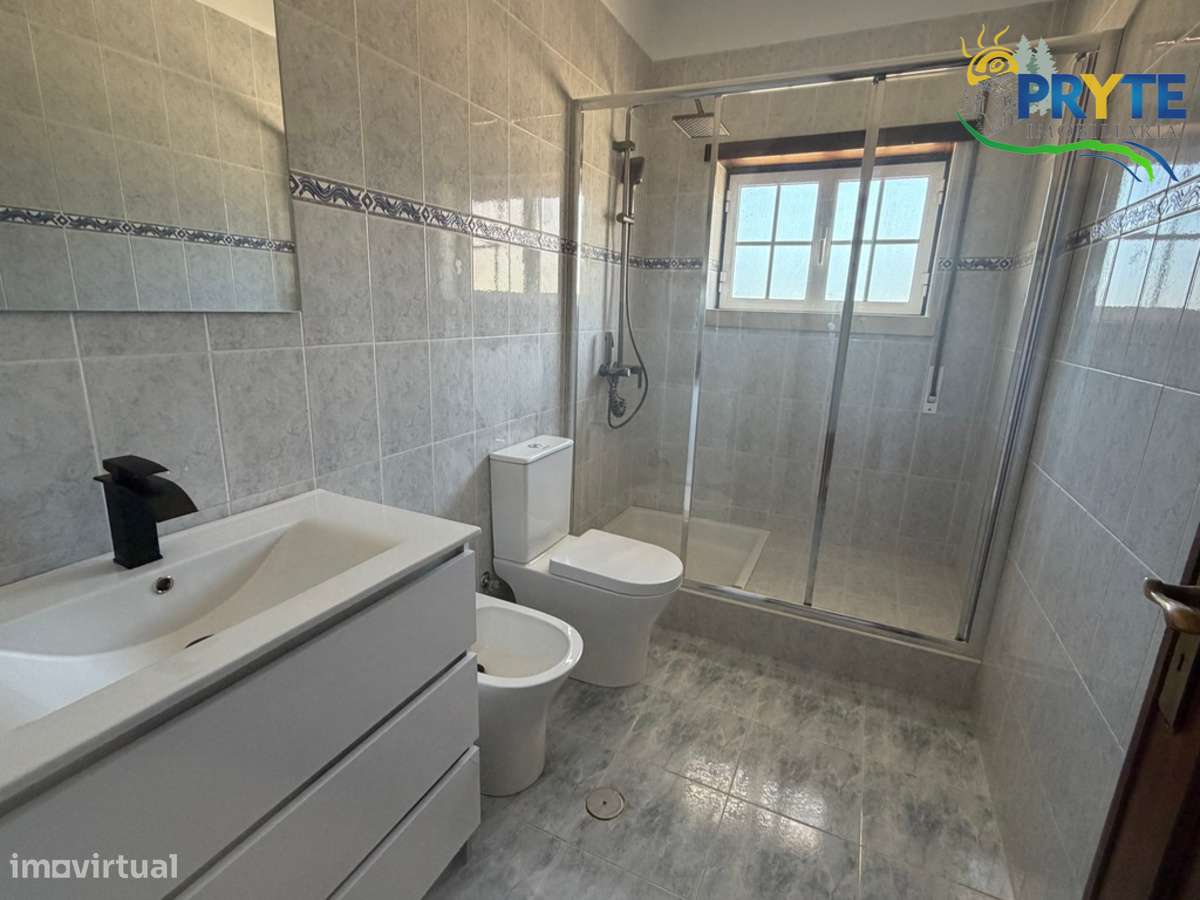 Moradia em Excelentes Condições com Amplo Terreno - Oportunidade Única-53